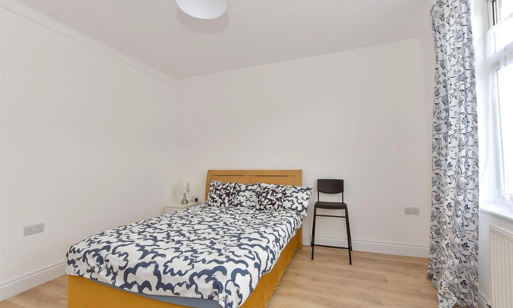 Double Room In Bungalow Wanstead Guest house